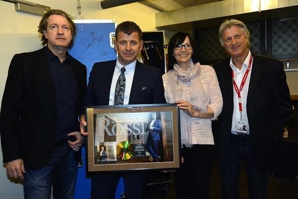 Semino Rossi ist der Abräumer des Tages. Von Universal Music Switzerland bekam der Schlagerstar nun Gold für sein Album Symphonie des Lebens überreicht. Semino Rossi Gold Schweiz