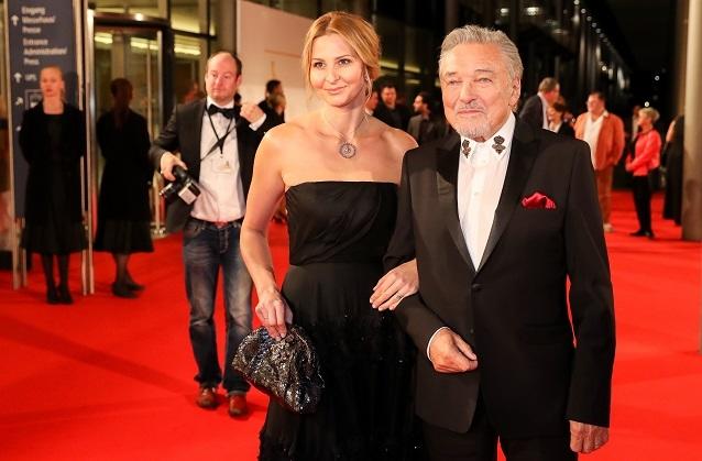 Mit Ivana hat Karel Gott zwei gemeinsame Kinder. Seine Frau Ivana und die beiden gemeinsamen Kinder bilden die Familie von Karel Gott.
