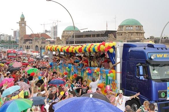Rund 500.000 Feierwütige waren 2012 beim Schlagermove in Hamburg dabei. Auch in diesem Jahr wird die große Sause in der Hansestadt steigen. Schlagermove Hamburg 2012
