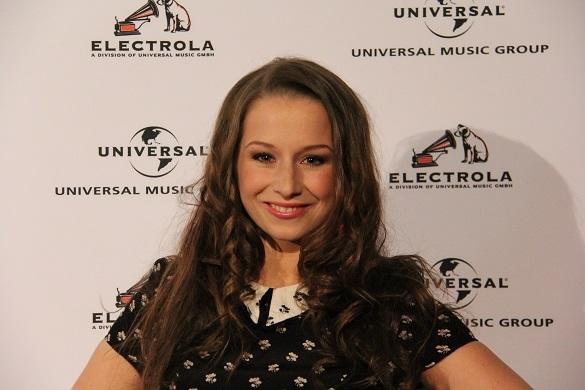 Oonagh, das ist die Sängerin und Schauspielerin Senta-Sofia Delliponti. Seit Januar 2014 begeistert sie mit Ethno-Pop in deutscher und elbischer Sprache. Oonagh Wiki