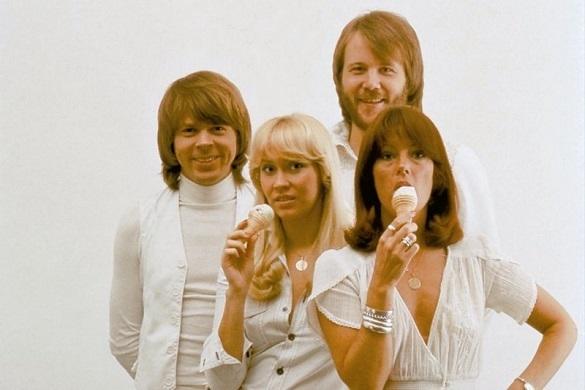 So vertraut sieht man die vier Mitglieder leider nicht mehr. Der Glanz und die Liebe von damals ist passé. ABBA Waterloo