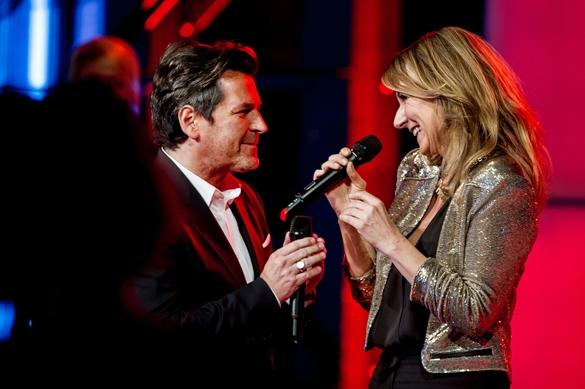 Auch die Moderatorin Kim Fisher zeigt Euch Ihre Gesangsqualitäten. Und Thomas Anders ist nur einer ihrer Duett-Partner der Show. Kim Fisher Thomas Anders
