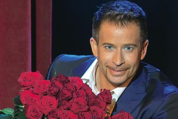 Er geht mit seiner Homosexualität genauso professionell um wie mit seiner Karriere und ist damit ein Vorbild für viele andere Sänger und Sängerinnen: Leonard nimmt sich uns sein Könne ernst! Leonard Sänger