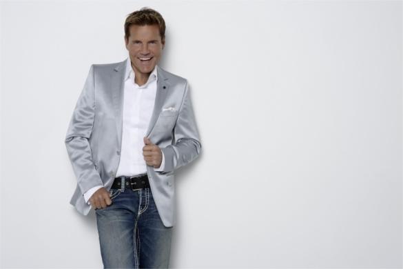 Im Laufe der Zeit hat er viele Outfits getragen. Im Moment trägt er gerne sportlich elegant. Dieter Bohlen Styling