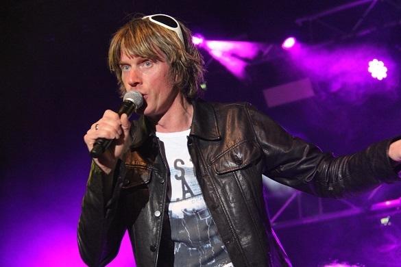 Mickie Krause weiß, wie man die kritische Partymeute auf Mallorca in Stimmung singt. Seit vielen Jahren ist er ein gefeierter Ballermann-Star. Mickie Krause Live