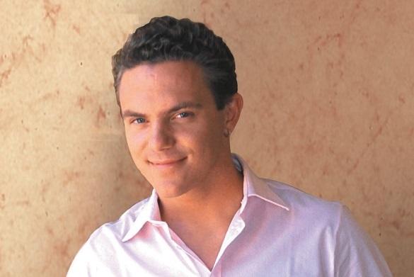 Stefan Mross im zeitlosen, klassischen weißen Hemd. Stefan Mross Styling