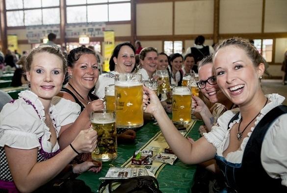 Heute Abend feiern die Hessen mit Dirndl, Bier, Schlagerstars, Lederhosen und jeder Menge Spaß. Dirndl, Spaß und Schlagerstars