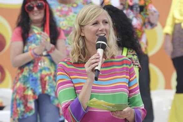 Heute nimmt uns Moderatorin Andrea Kiewel mit auf eine Zeitreise durch die 80er Jahre. Letzte Wochen waren die wilden 70er dran. ZDF-Fernsehgarten Andrea Kiewel