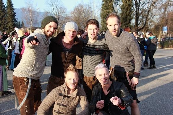 Selbst bei kühleren Temperaturen ist die Lederhose beim voXXclub Styling ein Muss. voXXclub Styling Flashmob