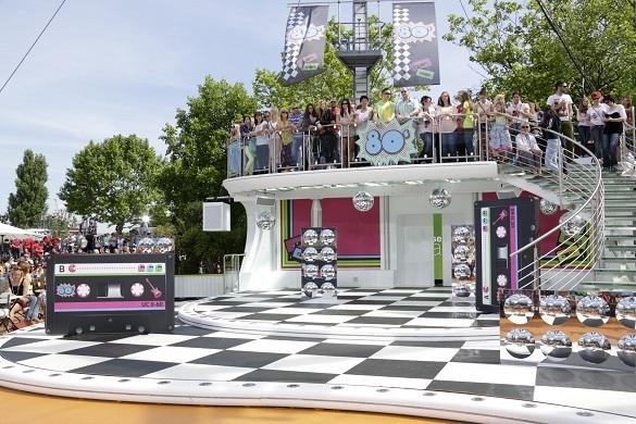 Eine Reise in die Zeit: Letzte Woche ging es im ZDF – Fernsehgarten zurück in die 80er-Jahre, heute steht alles unter dem Stern der 90er. ZDF - Fernsehgarten im Motto der 90er-Jahre