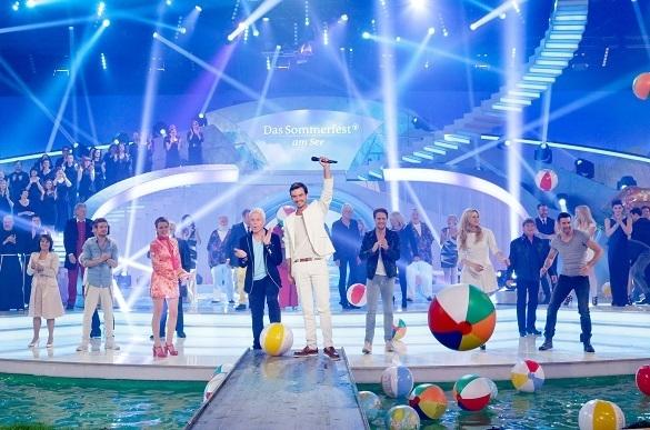 Florian Silbereisen begrüße bei seinem Sommerfest am See alle großen Schlager- und Volksmusikstars auf einer Wasserbühne. Sommerfest am See Gäste