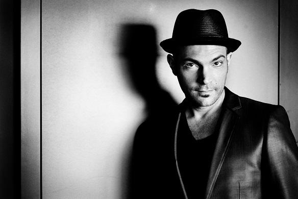 Wer lockeren Jazz und intelligente, lustige Texte mag, wird seine Lieder lieben. Heute Abend gibt sich Roger Cicero zweimal im TV die Ehre. Roger Cicero TV