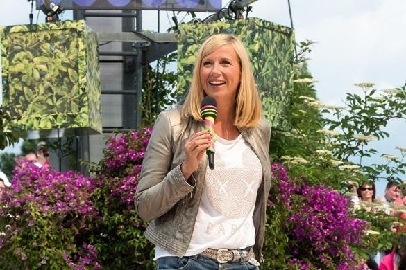 Auch am heutigen Sonntag begrüßt und Andrea Kiewel wieder aus Mainz. ZDF-Fernsehgarten Andrea Kiewel