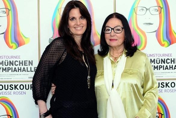 Nana Mouskouri und ihre Tochter stehen auch gemeinsam auf der Bühne. Nana Mouskouri Familie