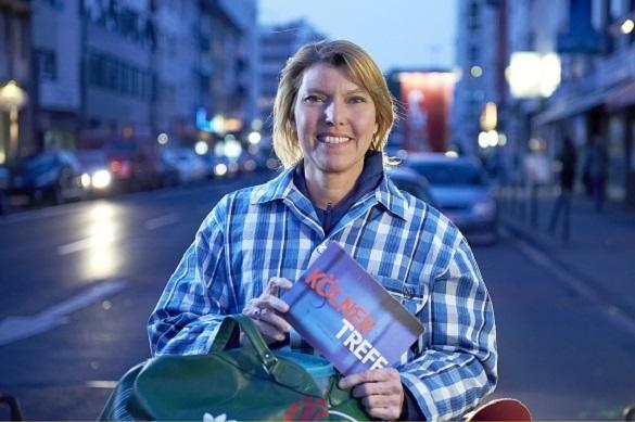 Bettina Böttinger im Schlafanzug am Moderieren? Gott sei Dank, ist das nicht die Realität, denn hier stellt sie nur ihren größten Albtraum nach! TV Tipp Best of Kölner Treff