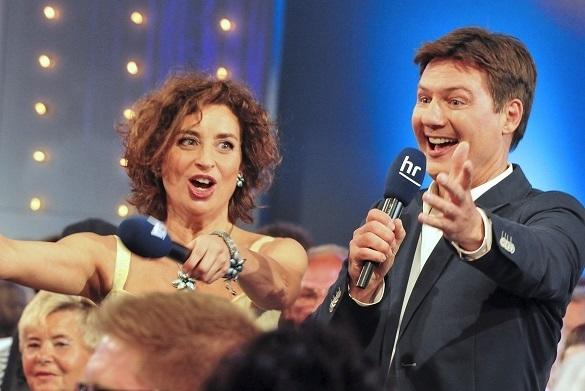 Die „Schlagerparty – Die Sechste“ wird präsentiert von Isabel Varell und Dieter Voss. Schlagerparty die Sechste