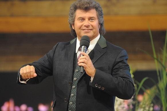 Andy Borg moderiert den Musikantenstadl und macht in Anzug und Krawatte stets eine gute Figur. Andy Borg Styling Frisur