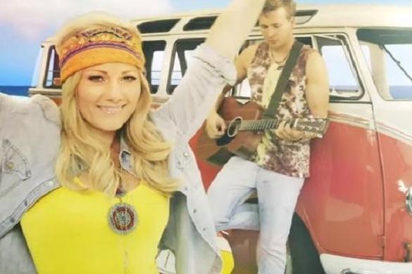 Helene Fischer tritt in dem Volkswagen-Werbespot als Hippie auf. Fans meinen, sie macht sich damit lächerlich. Helene Fischer, Volkswagen, VW, Werbedeal, shitstorm, Youtube