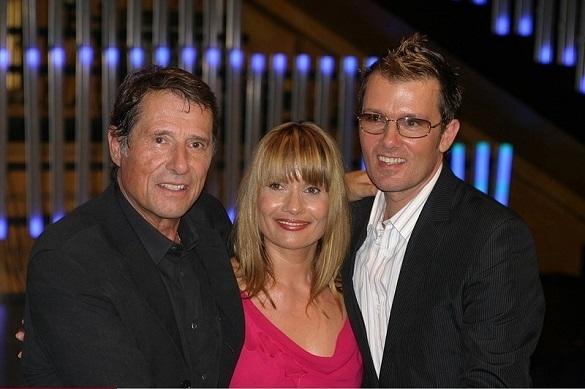 Umringt von den Jürgens-Männern, Vater Udo und Bruder John, fühlt sich die Schauspielerin Jenny Jürgens wohl. Jenny Jürgens Udo Jürgens