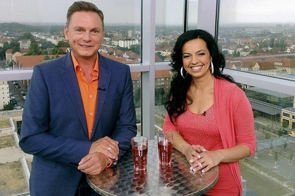 Axel Bulthaupt hat sich Petra Frey und viele weitere Stars eingeladen. Wiedersehen macht Freude