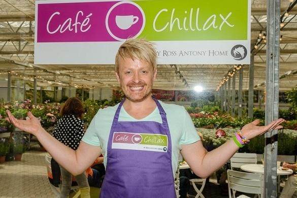 Ross Antony freut sich über sein Café. Ross Antony Café Chillax