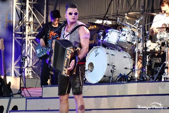 Es ist für ihn eines der wenigen Open Air Konzerte seines Lebens: Die Stimmung beim Andreas Gabalier Konzert in Dresden war dementsprechend hervorragend. Andreas Gabalier live Dresden