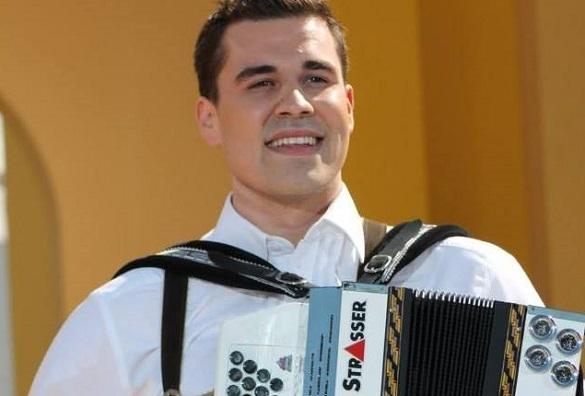 Hansi Berger lebt für die Musik. Volksmusik wurde ihm quasi schon von seinem Vater in die Wiege gelegt. Hansi Berger Vorgestellt