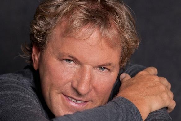 Bernhard Brink ist ein Freund von natürlichem Aussehen und gemütlicher Kleidung. Bernhard Brink Styling