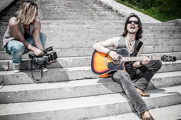 Bisher sang er ausschließlich auf Englisch, nun startet Lanny Isis auch mit deutscher Musik durch. Lanny Isis neues Album
