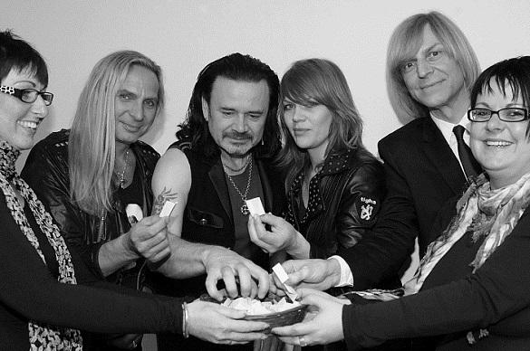 Die Betreiberinnen des Fanclubs mit der Band bei einer Verlosung für die Fanclubmitglieder. Silly Fanclub Fanseite