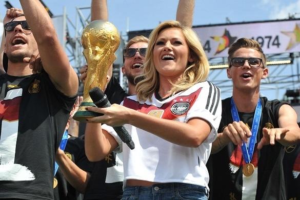 Helene Fischer und die deutsche Nationalelf. Alle freuen sich über den Weltmeister-Pokal. Helene Fischer Fanmeile Berlin Weltmeister Atemlos