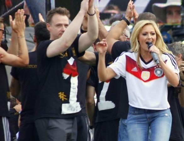 500.000 Fans feierten Helenes Überraschungsauftritt auf der Fanmeile in Berlin. Helene Fischer Berlin WM