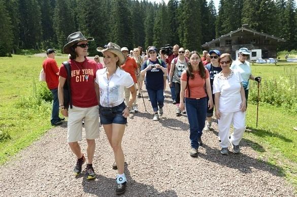 Stefanie Hertel hatte mit ihrem Mann, ihrem Vater und ihren Fans jede Menge Spaß bei der Fanwanderung. Stefanie Hertel Fanwanderung