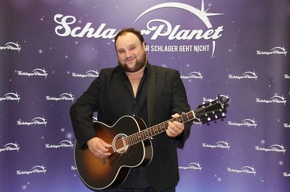 Alex Diehl bei seinem Besuch in der SchlagerPlanet-Redaktion. Alex Diehl Interview München