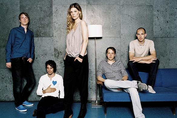 13 Jahre nach ihrer Gründung stehen Juli noch immer gemeinsam auf der Bühne. Der Erfolg hat nicht abgenommen und ihre Fans lieben die fünf Gießener noch immer. Juli neues Album