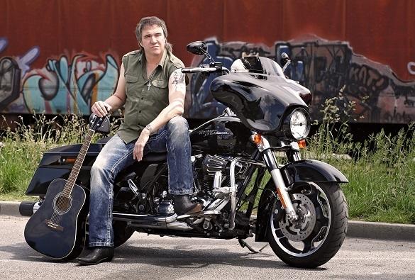 Er ist die ehrliche Haut mit der rockigen Countrymusik - Patrick Simons. Patrick Simons Vorgestellt