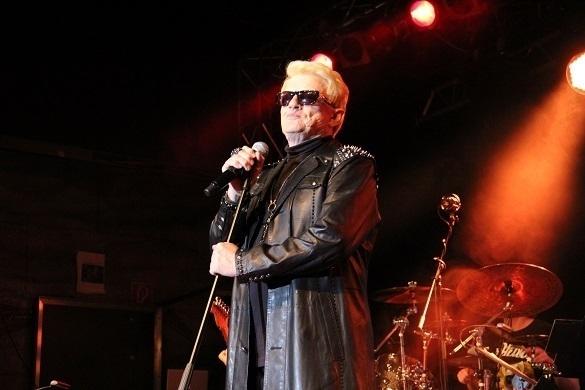 Er genießt es, mit 75 Jahren vor jungen Leuten aufzutreten. Heino Fanseite