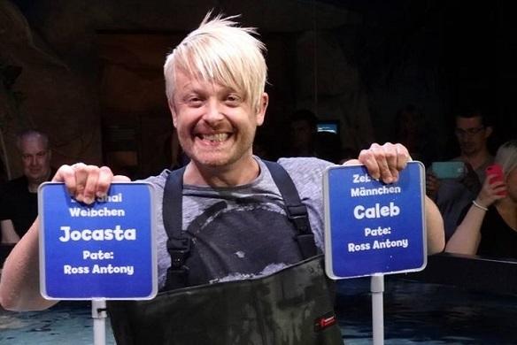 Ross Antony ist für jeden Spaß zu haben. Jetzt taufte er zwei kleine Haie in Hannover und freute sich riesig darüber. Ross Antony Sea Life