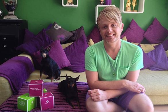 Auch dieses Sofa aus Ross Antonys Besitz steht bei Ebay zur Versteigerung bereit. Ross Antony Charity Auktion