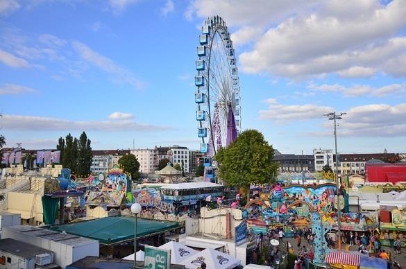 Im Grandls Festzelt finden 5.800 Besucher Platz. Grandl Festzelt Wasen