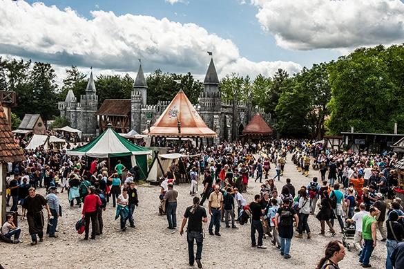 Das Kaltenberger Ritterturnier ist einer der größten Mittelaltermärkte der Welt und sollte bei jedem Fan der Epoche auf dem Programm stehen. Mittelaltermarkt 2014 Kaltenberg