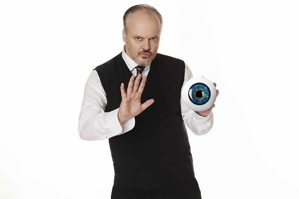 Hubert Kah ist aufgrund seiner Schlafprobleme bei seinen Mitbewohnern nicht sehr beliebt. Hubert Kah Keller schnarchen