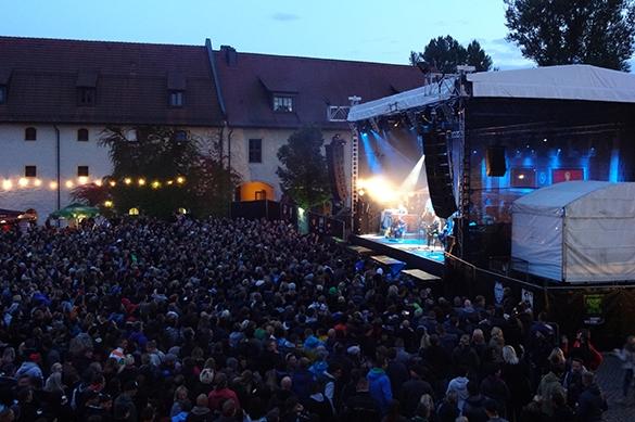 Die sommerliche Atmosphäre des Geländes zog sich auch durch Max Herres Konzert. Max Herre Konzert Chemnitz