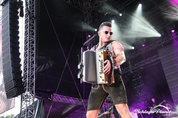 Andreas Gabalier begeistert mit seiner Show alle Zuschauer Andreas Gabalier bei seiner Bühnenschow