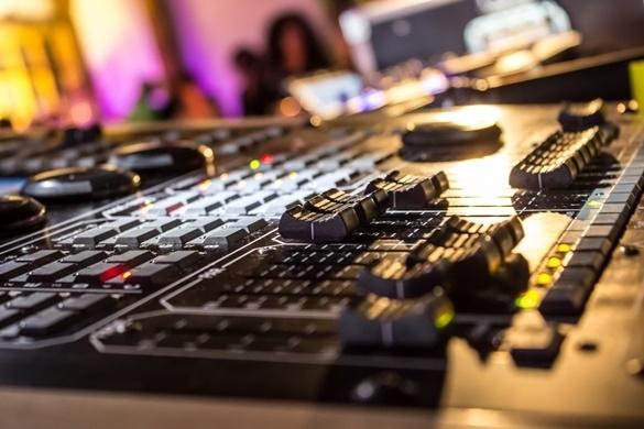 Berufe, wie der des Tontechnikers, setzen umfassende technische Kentnisse aber auch musikalisches Gespür voraus Technische Karriere Musikbusiness