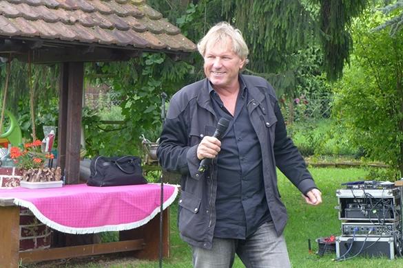 Im ganz privaten Rahmen zeigte Bernhard Brink seinen Fans, was in ihm steckt. Berhard Brink Gartenkonzert