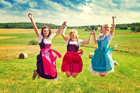Ob kurz oder lang - im Dirndl sieht jede Frau einfach klasse aus! Wir haben die tollsten Dirndl-Looks für Euch. Oktoberfest Dirndl