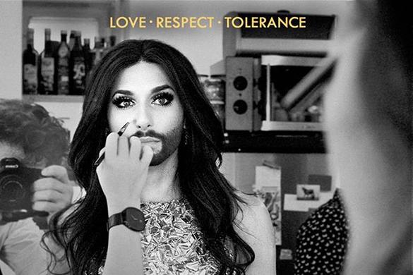 So kennen wir Conchita Wurst: Die Sängerin bewegt sich auf der Grenze der Geschlechter. Conchita Wurst YouTube Dokumentation