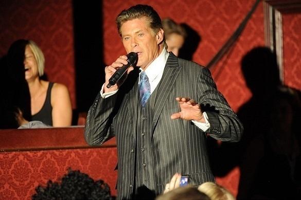 Ein bisschen muss man an Elvis Presley denken, wenn man ihn auf der Bühne sieht... David Hasselhoff Tour 2015