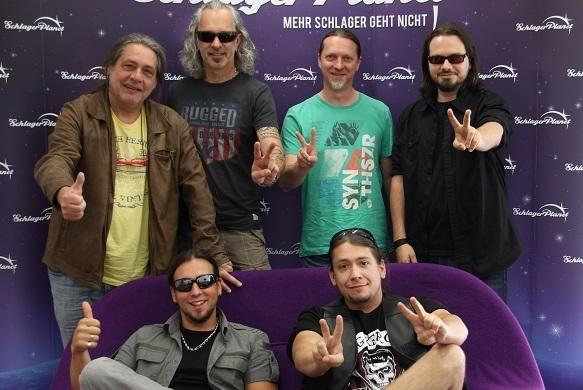 Die Zillertaler Schürzenjäger sind passé. Erst gründete sich die Hey Mann! Band als Nachfolger – und nahm 2011 wieder den Namen Schürzenjäger an. Schürzenjäger Songtexte